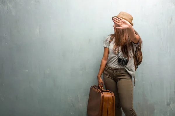 Portrait Young Traveler Latin Woman Wall Cheerful Big Smile Confident — Stock Photo, Image