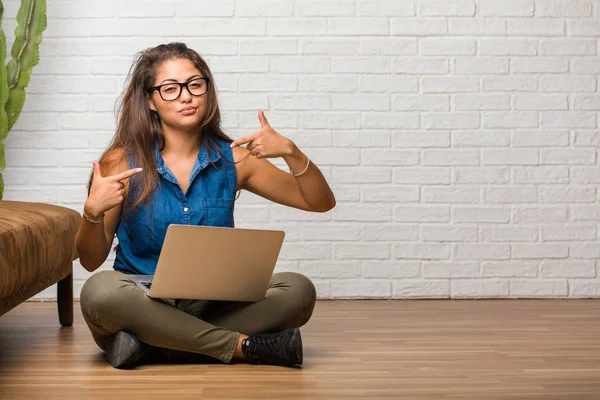 Portret Van Jonge Latijns Vrouw Zittend Vloer Trots Vol Vertrouwen — Stockfoto