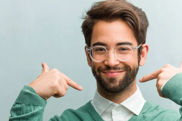 Genç Yakışıklı Girişimci Adam Yüz Closeup Gurur Kendinden Emin Işaret — Stok fotoğraf