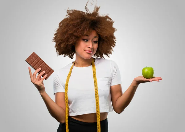 Joven Fitness Afro Mujer Elegir Entre Comer Sano Chocolate — Foto de Stock