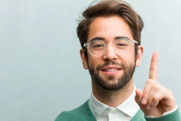 Junge Gut Aussehende Unternehmer Mann Gesicht Nahaufnahme Zeigt Die Nummer — Stockfoto