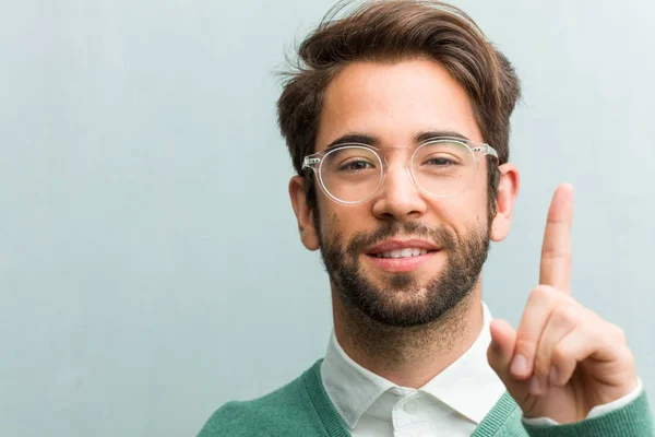 Jonge Knappe Ondernemer Man Gezicht Close Weergegeven Nummer Één Symbool — Stockfoto