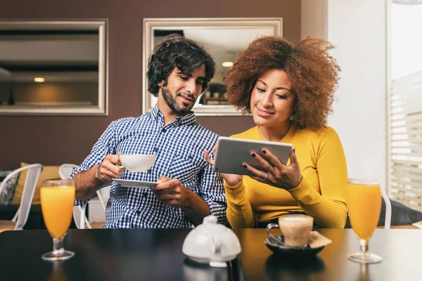 Casal Jovem Bebendo Café Suco Laranja Café Usando Tablet Eles — Fotografia de Stock