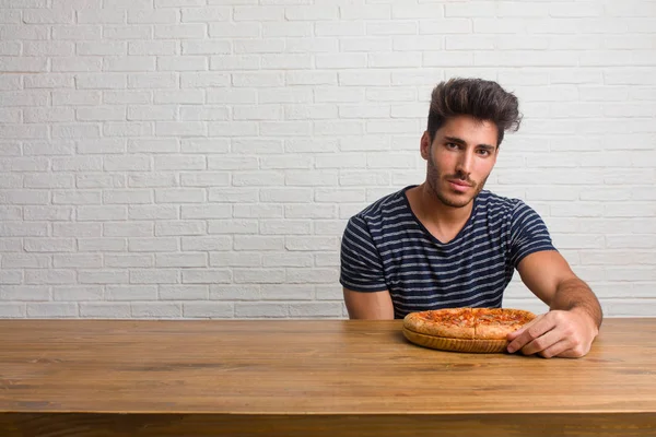 Joven Hombre Guapo Natural Sentado Una Mesa Alegre Con Una — Foto de Stock