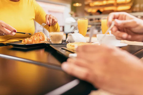 Casal Tomando Café Manhã Café Ela Está Comendo Croissant Ambos — Fotografia de Stock