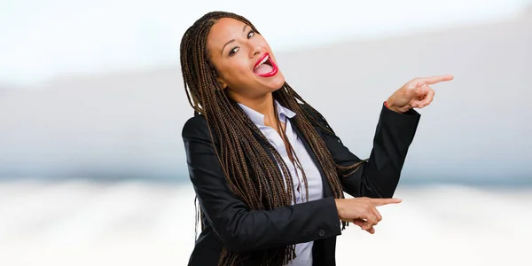 Portrait Young Black Business Woman Pointing Side Smiling Surprised Presenting — Stock Photo, Image