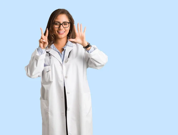 Corpo Pieno Giovane Medico Donna Mostrando Numero Sette — Foto Stock