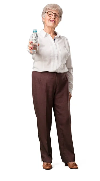 Mulher Sênior Corpo Inteiro Sorrindo Satisfeita Segurando Uma Garrafa Água — Fotografia de Stock