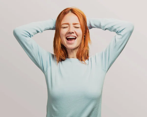 Retrato Una Chica Pelirroja Bonita Gritando — Foto de Stock