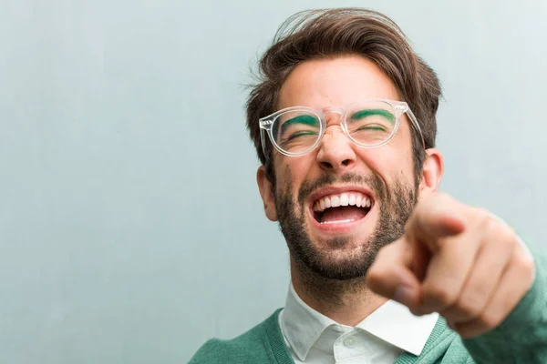 Junge Gut Aussehende Unternehmer Mann Gesicht Nahaufnahme Schreien Lachen Und — Stockfoto