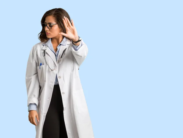 Tam Vücut Genç Doktor Kadın Önünde Koyarak — Stok fotoğraf