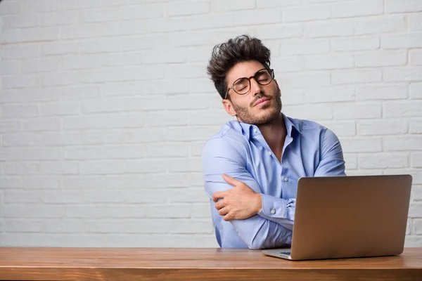 Jovem Homem Negócios Sentado Trabalhando Laptop Orgulhoso Confiante Apontando Dedos — Fotografia de Stock