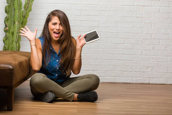 Portret Van Jonge Latijns Vrouw Zittend Vloer Gek Wanhopig Schreeuwen — Stockfoto