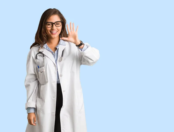 Corpo Pieno Giovane Medico Donna Mostrando Numero Cinque — Foto Stock