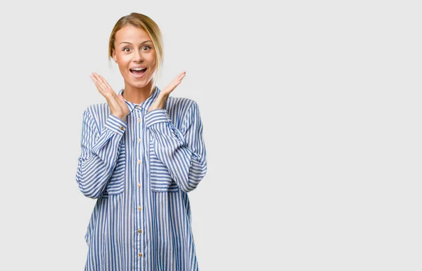 Retrato Uma Jovem Mulher Loira Bonita Surpreso Chocado Olhando Com — Fotografia de Stock