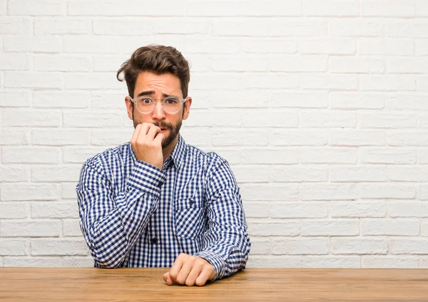 Unga Kaukasiska Man Sittande Bita Naglar Nervös Och Mycket Orolig — Stockfoto