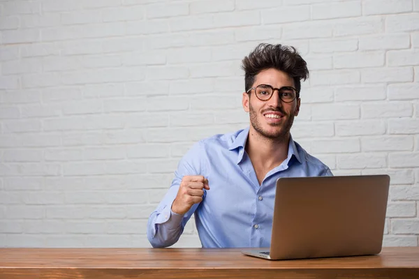 Jeune Homme Affaires Assis Travaillant Sur Ordinateur Portable Très Heureux — Photo