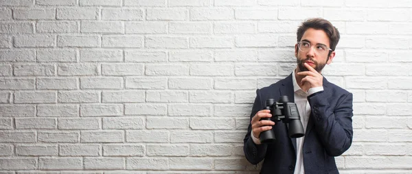 Joven Hombre Negocios Usando Traje Contra Una Pared Ladrillos Blancos —  Fotos de Stock