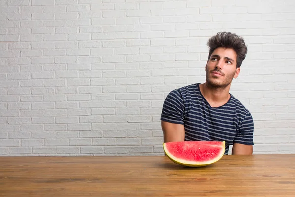 Joven Hombre Guapo Natural Sentado Una Mesa Mirando Hacia Arriba — Foto de Stock