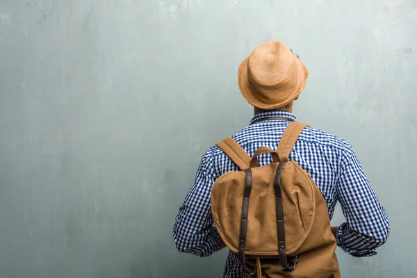 Joven Viajero Guapo Que Lleva Sombrero Paja Una Mochila Una — Foto de Stock