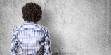 Geriye dönüp baktığımda geri açık, poz ve bekliyor, yakışıklı Afrikalı-Amerikalı işadamı