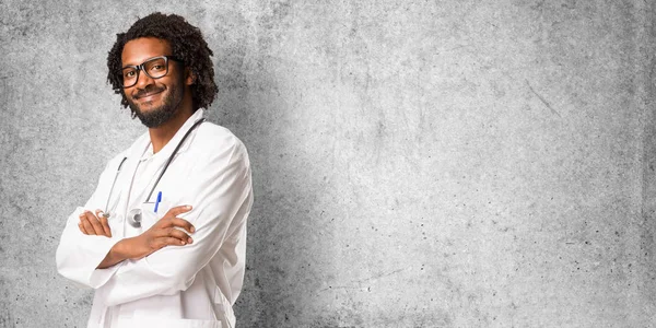 Schöner Afrikanisch Amerikanischer Arzt Verschränkt Die Arme Lächelnd Und Glücklich — Stockfoto