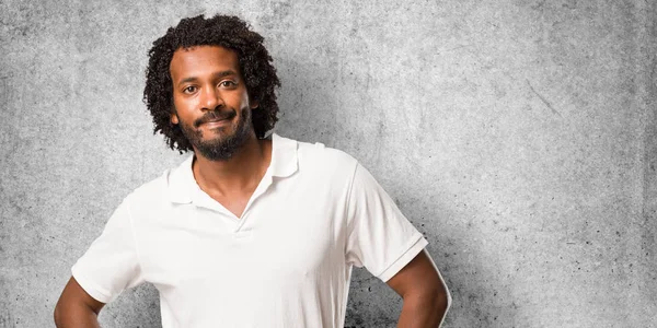 Guapo Afroamericano Con Las Manos Las Caderas Pie Relajado Sonriente — Foto de Stock