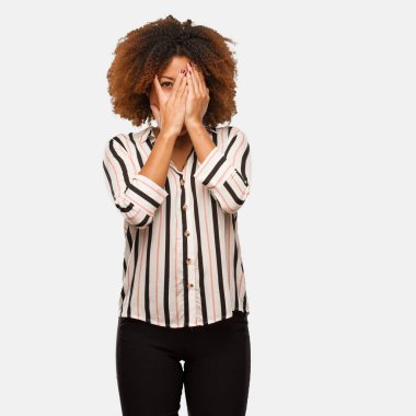 Genç siyah afro kadın beyaz arka plan üzerinde izole 