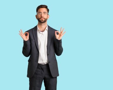 Genç yakışıklı iş adamı Yoga gerçekleştirme