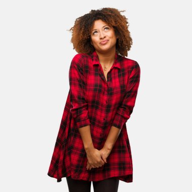 Genç afro kadın siyah hedefleri ve amaçları ulaşmanın hayal