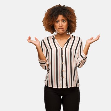 Genç siyah afro kadın beyaz arka plan üzerinde izole 