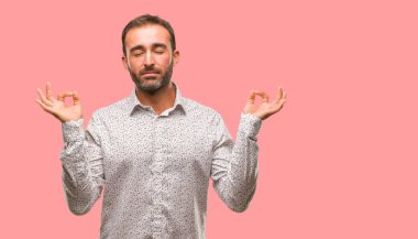 Beyaz adam gri komutunuz yoga gerçekleştirme