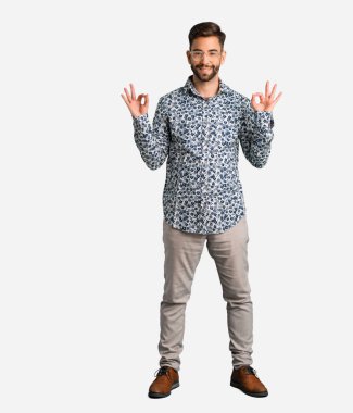 Cool delikanlı Yoga gerçekleştirme