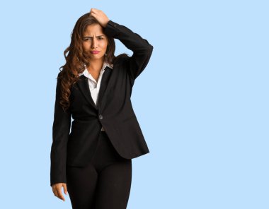 Boğulmuş ve endişeli tam vücut genç iş kadını