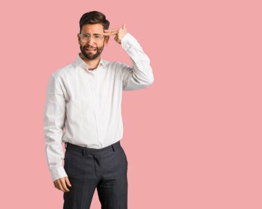 Genç yakışıklı iş adamı intihar jest yapıyor