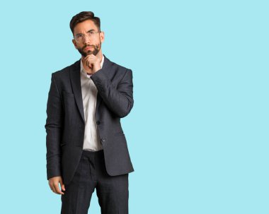 Genç yakışıklı iş adamı hakkında bir fikir düşünüyorum