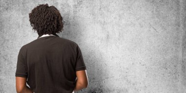 Geri gösterilen, poz ve bekleyen, geriye dönüp baktığımda yakışıklı Afro-Amerikan baker