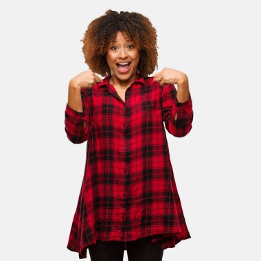 Genç siyah afro kadın şaşırttı, başarılı ve müreffeh hissediyorum