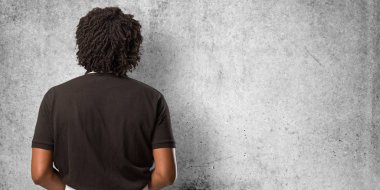 Geri gösterilen, poz ve bekleyen, geriye dönüp baktığımda yakışıklı Afro-Amerikan baker
