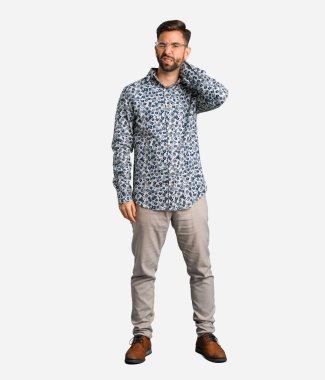 Genç serin adam boyun ağrısı acı