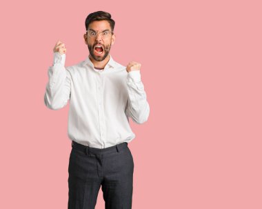 Çok sinirli ve agresif çığlık genç yakışıklı iş adamı