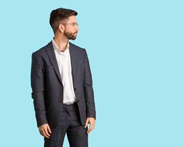 Genç yakışıklı iş adamı tarafındaki cepheye arıyorsunuz