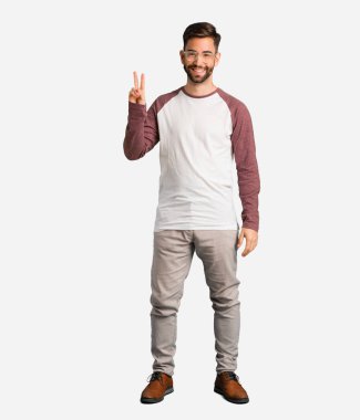 Zafer bir jest yapan genç yakışıklı erkek