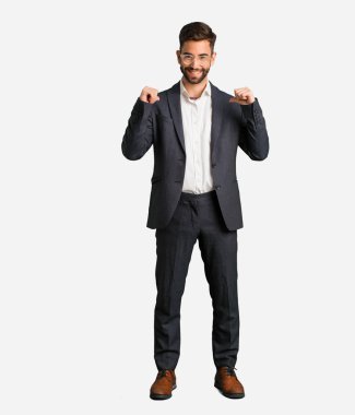 Genç yakışıklı iş adamı takip etmek örnek parmakları, işaret