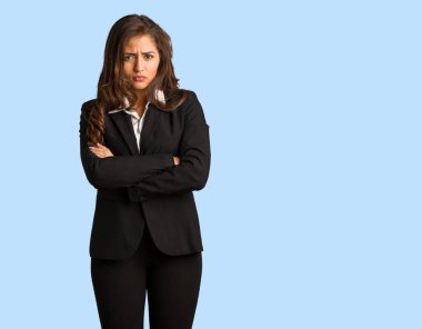 Tam vücut genç busines kadın geçerken silah rahat