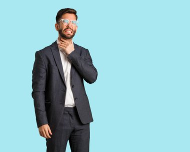 Genç yakışıklı iş adamı öksürük, bir virüs ya da enfeksiyon nedeniyle hasta