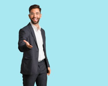 Genç yakışıklı iş adamı kimse selamlıyorum uzanarak