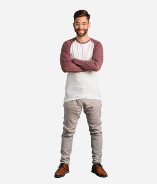 Genç yakışıklı adam büyük bir gülümseme ile neşeli