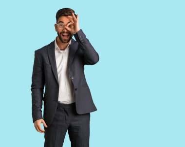 Genç yakışıklı iş adamı göz ok jest yapıyor emin