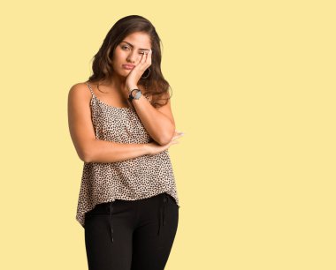 Tam vücut genç boyutu kadın yorgun ve çok uykulu curvy